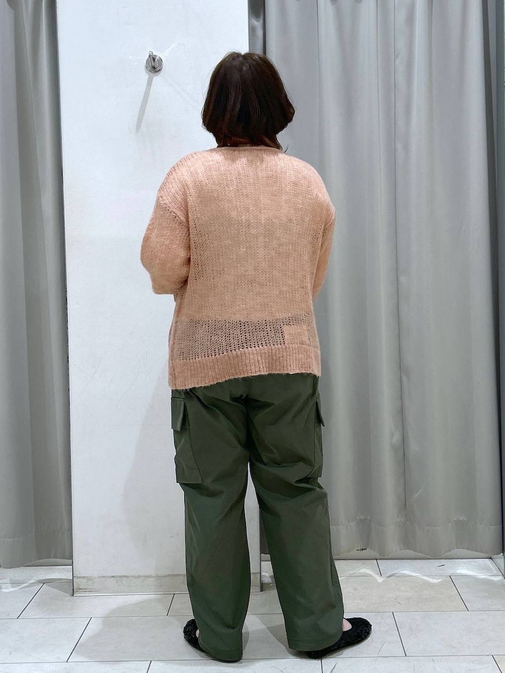 ベージュ系のTシャツ/カットソー、ピンク系のニット/セーター、ブラック系のバレエシューズを着用したレディースの冬コーディネートの6枚目の写真