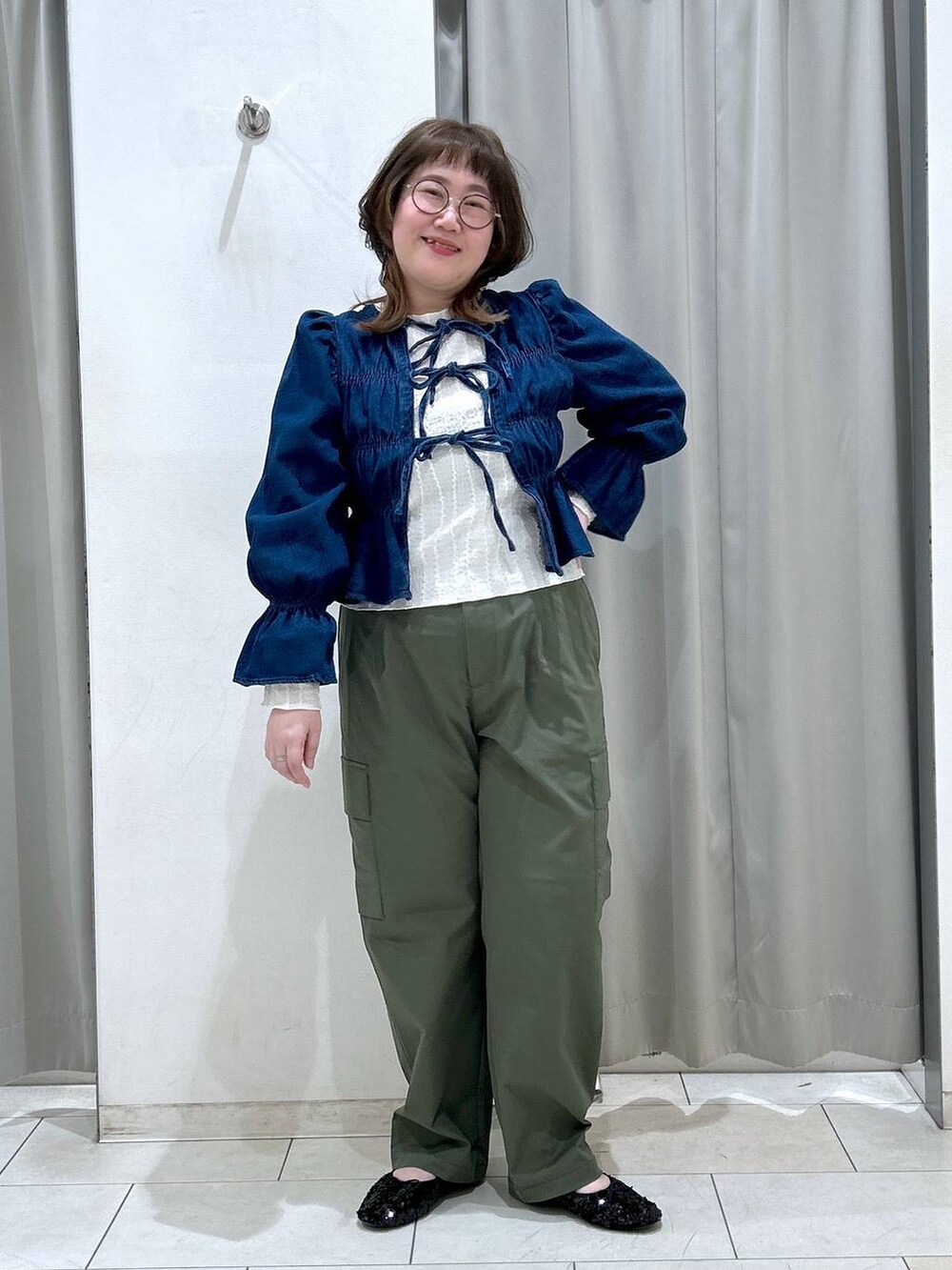 ベージュ系のTシャツ/カットソー、ブルー系のシャツ/ブラウス、ブラック系のバレエシューズを着用したレディースの冬コーディネートの2枚目の写真