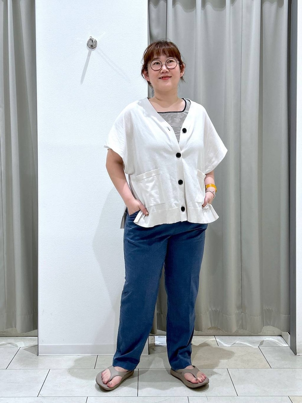 「体型カバー、着痩せ・細見え、カジュアル、ブランドミックス、ぽっちゃり_GLOBAL WORK、GLOBAL WORK、niko and ...、カーディガン、ウツクシルエット_GLOBAL WORK、ウツクシルエットパンツ_GLOBAL WORK、テーパードパンツ、夏コーデ、サンダル、BAYFLOW、楽ちんコーデ」|「niko and...のシリコンデジタルウォッチ(デジタル腕時計、イエロー系)」を使った、たけちゃんさん(レディース・162cm)の夏コーディネートの2枚目の写真