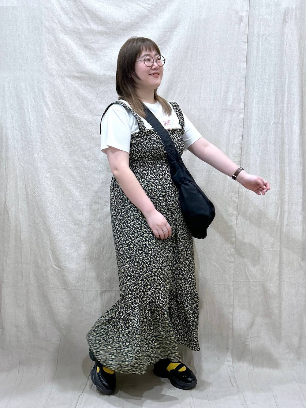 「ワンピース、体型カバー、着痩せ・細見え、カジュアル、ぽっちゃり_GLOBAL WORK、LOWRYS FARM、Tシャツ、スニーカー、ぽっちゃりスタッフ」｜「LOWRYS FARMのサイドオープンスニーカー 100499（サンダル、ブラック系）」を使った、たけちゃんさん（レディース・162cm）の春コーディネートの5枚目の写真