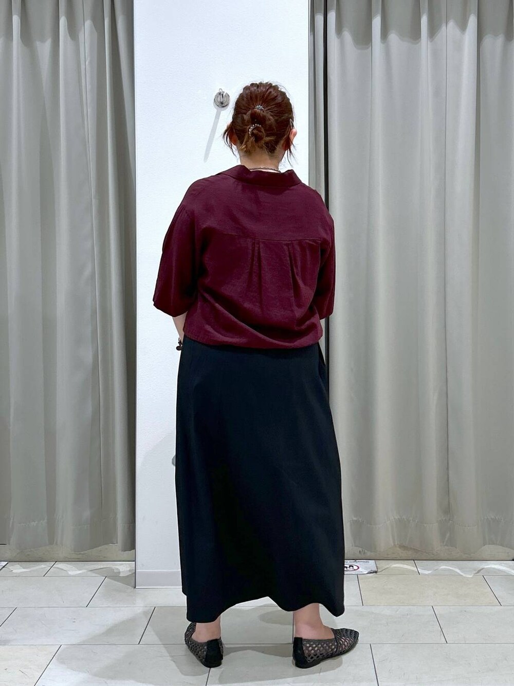 ブラック系のスカート、シルバー系のショルダーバッグ、ブラウン系のシャツ/ブラウスを着用したレディースの夏コーディネートの4枚目の写真