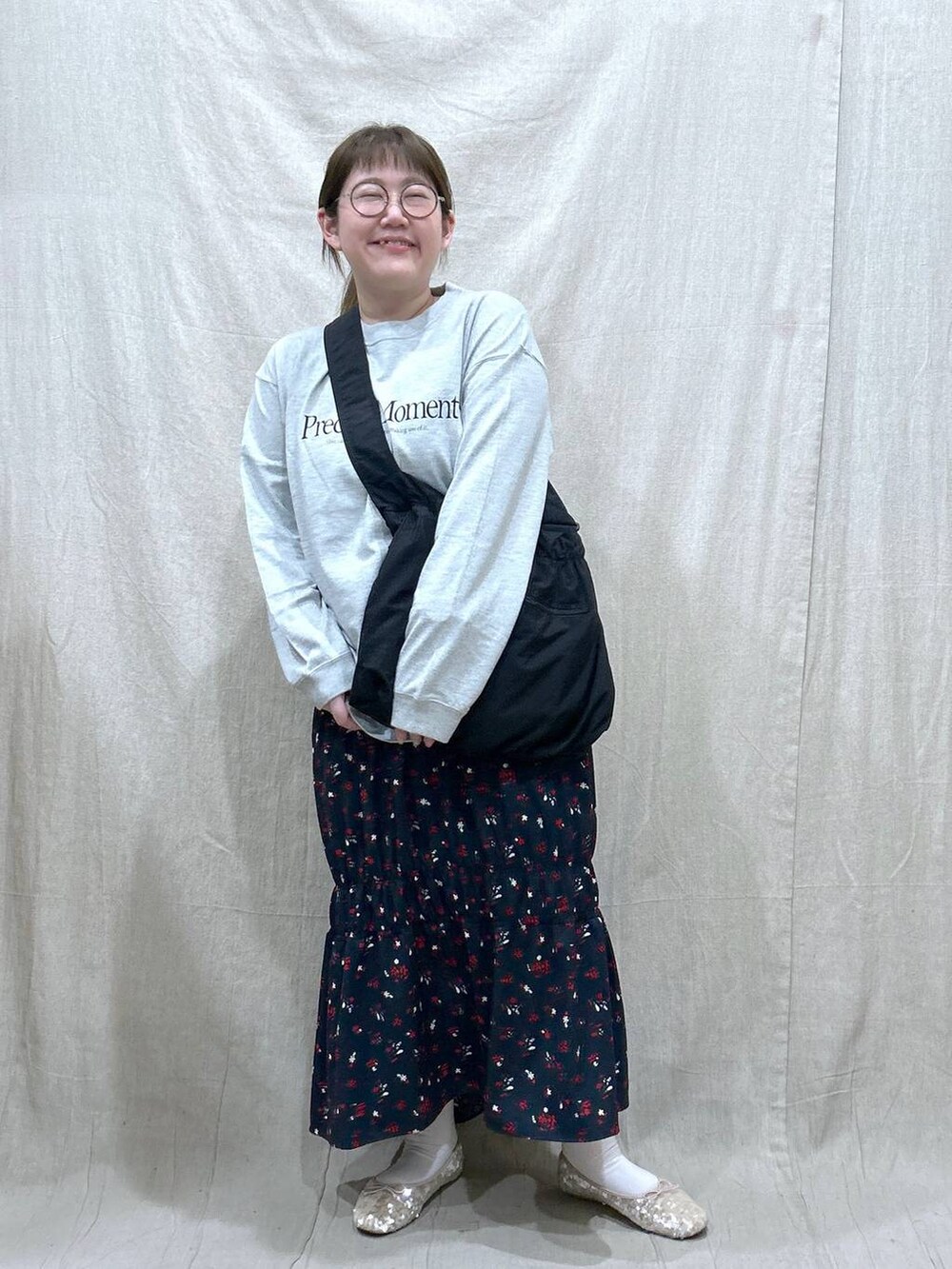 ブルー系のスカート、グレー系のTシャツ/カットソー、ホワイト系のバレエシューズを着用したレディースの春コーディネートの2枚目の写真