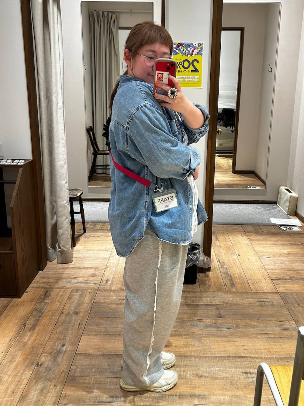 グレー系のスウェットパンツ、ブルー系のシャツ/ブラウス、ブルー系のシャツ/ブラウスを着用したレディースの春コーディネートの2枚目の写真