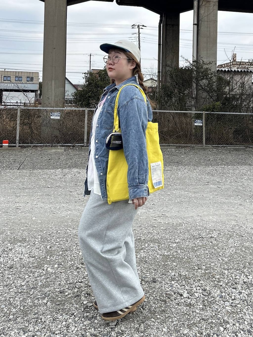 ブルー系のシャツ/ブラウス、グレー系のスウェットパンツ、イエロー系のトートバッグを着用したレディースの冬コーディネートの4枚目の写真