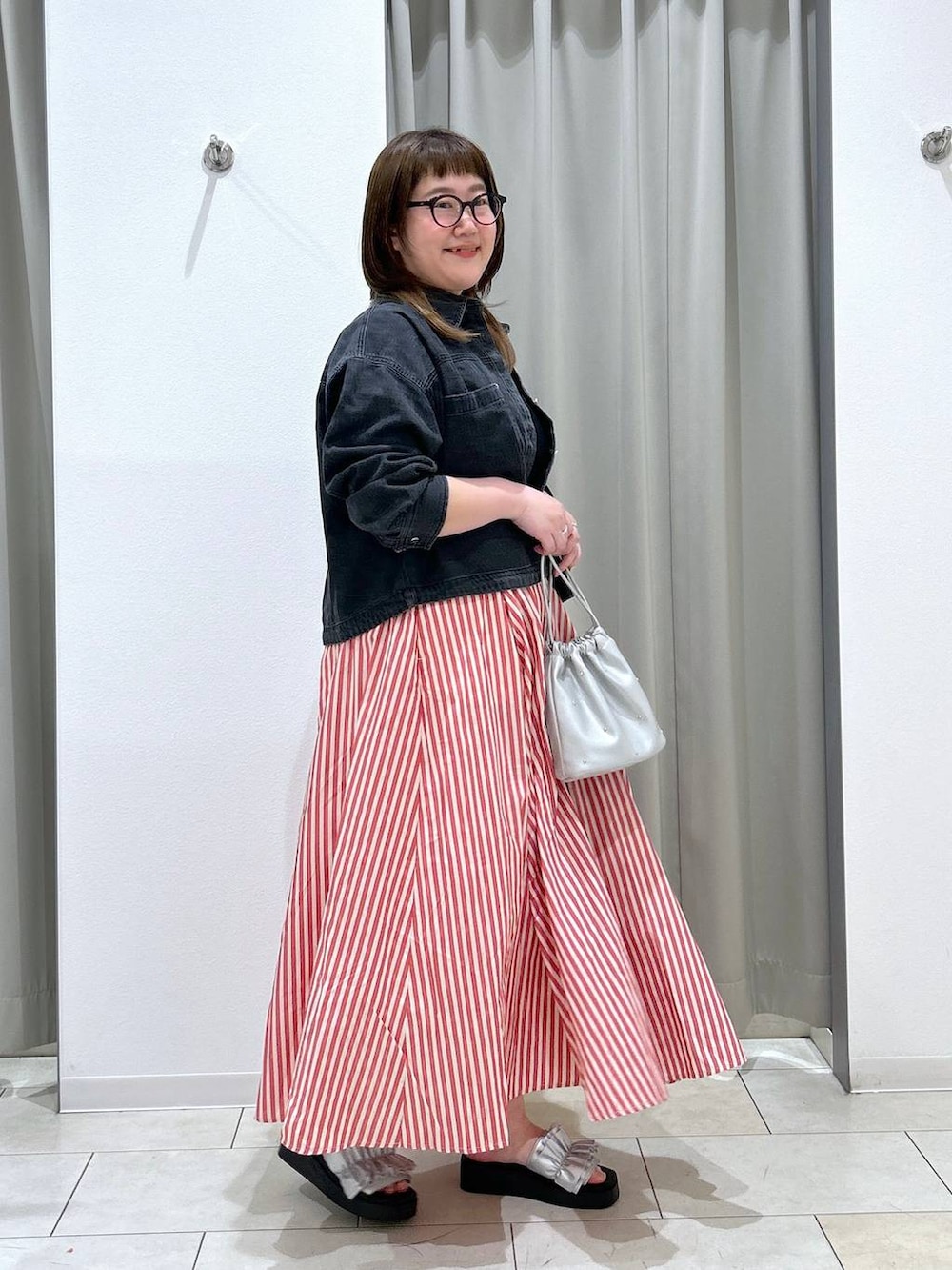 シルバー系のサンダル、シルバー系のショルダーバッグ、グレー系のシャツ/ブラウスを着用したレディースの春コーディネートの5枚目の写真