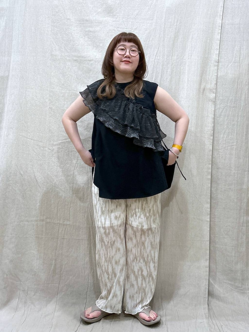 ベージュ系のその他パンツ、ベージュ系のサンダル、ブラック系のTシャツ/カットソーを着用したレディースの夏コーディネートの3枚目の写真
