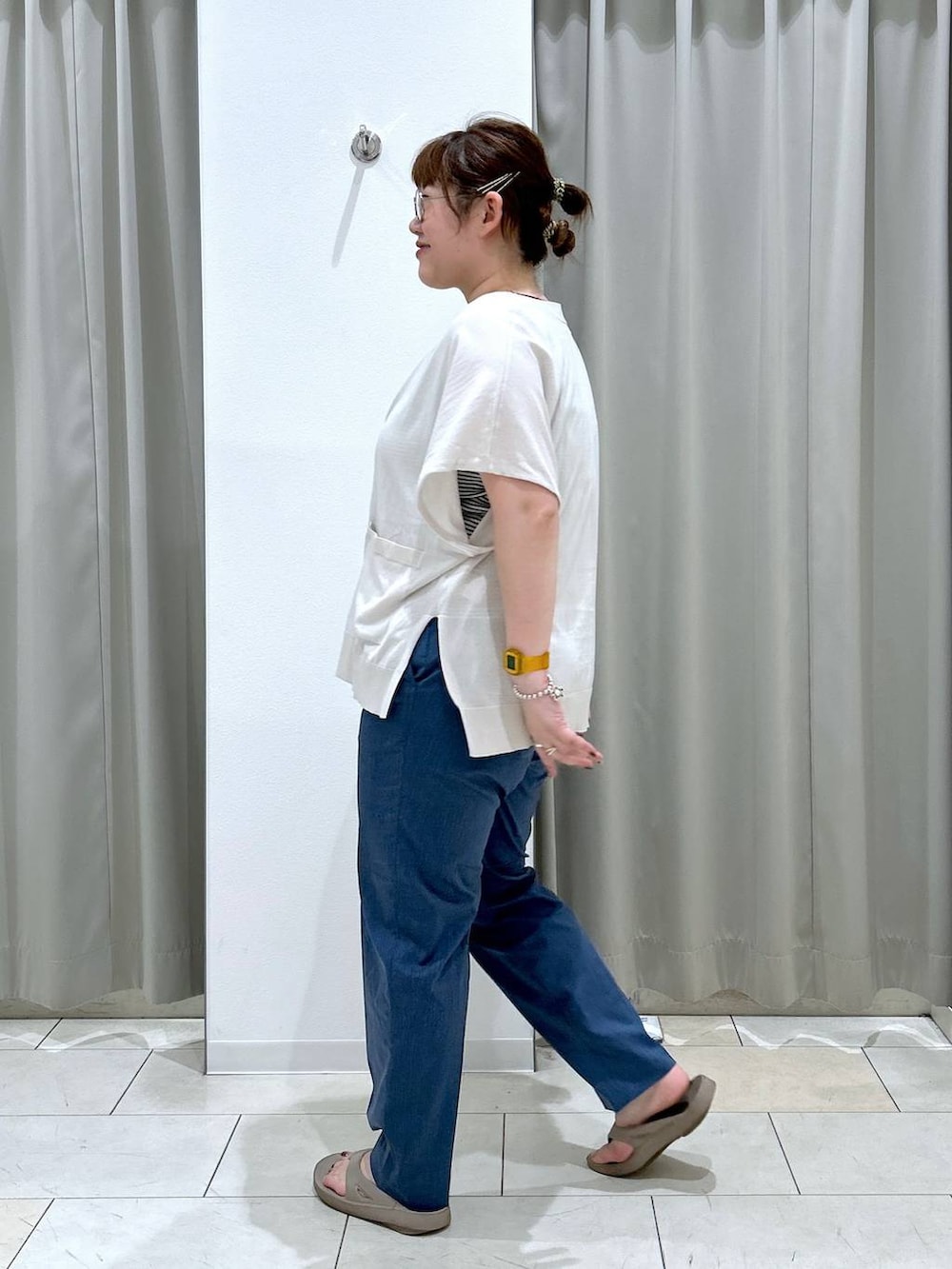 「体型カバー、着痩せ・細見え、カジュアル、ブランドミックス、ぽっちゃり_GLOBAL WORK、GLOBAL WORK、niko and ...、カーディガン、ウツクシルエット_GLOBAL WORK、ウツクシルエットパンツ_GLOBAL WORK、テーパードパンツ、夏コーデ、サンダル、BAYFLOW、楽ちんコーデ」|「niko and...のシリコンデジタルウォッチ(デジタル腕時計、イエロー系)」を使った、たけちゃんさん(レディース・162cm)の夏コーディネートの6枚目の写真