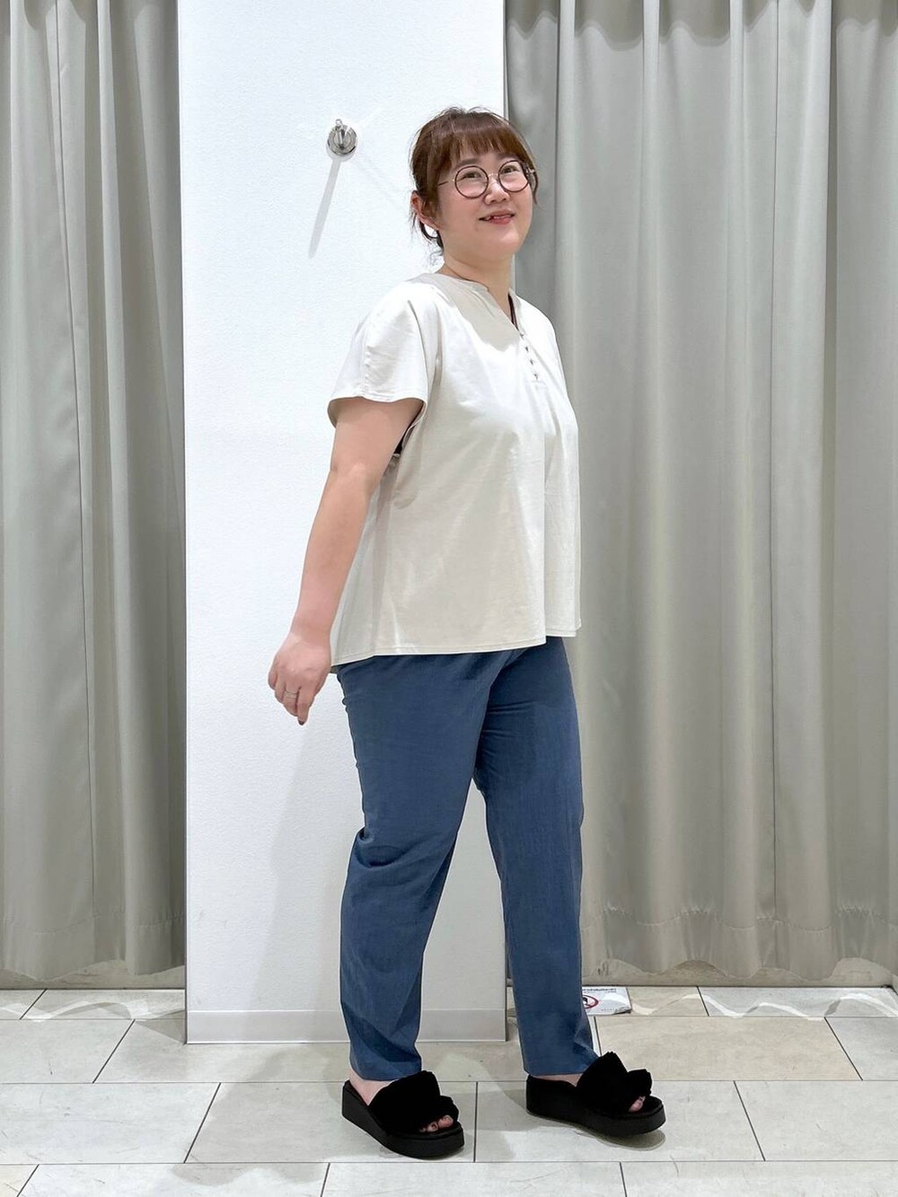 ブラック系のサンダル、ブルー系のその他パンツ、グレー系のキャミソールを着用したレディースの夏コーディネートの6枚目の写真