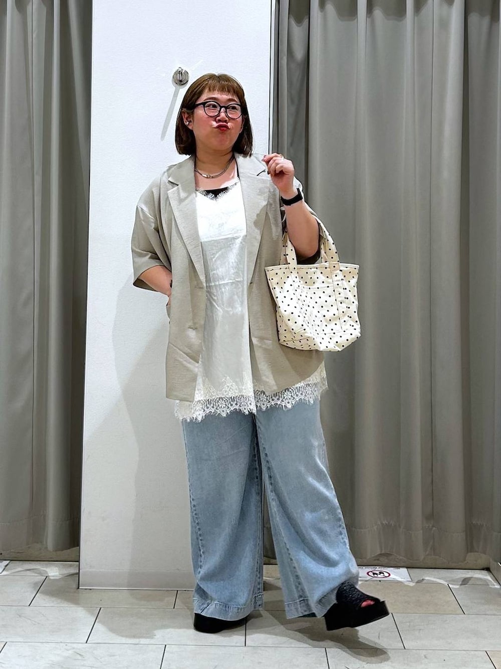 その他のショルダーバッグ、ブルー系のデニムパンツ、ベージュ系のテーラードジャケットを着用したレディースの春コーディネートの3枚目の写真