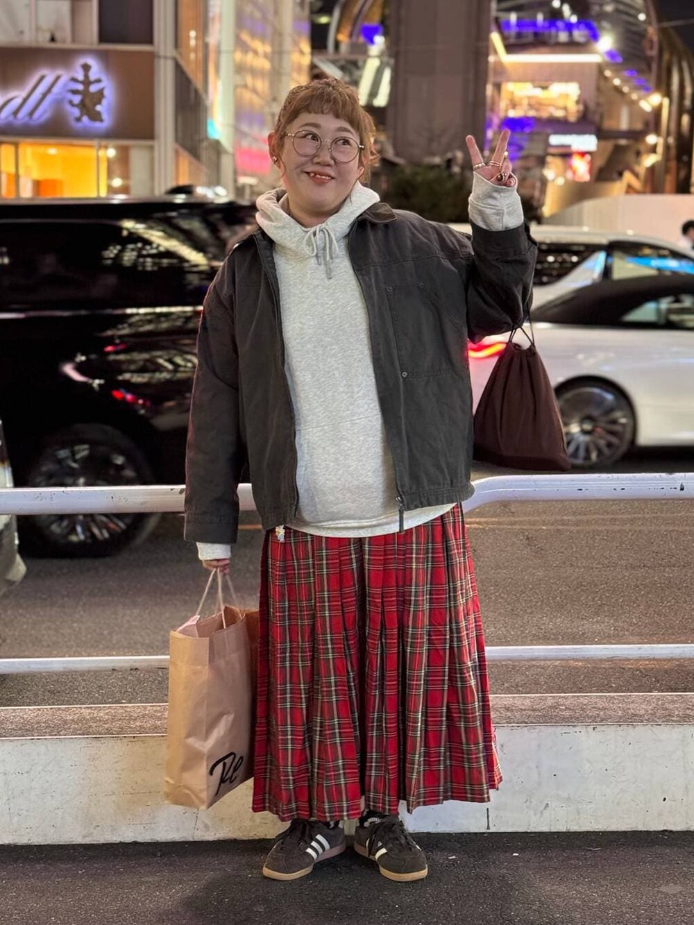 グレー系のブルゾン、グレー系のパーカーを着用したレディースの冬コーディネートの2枚目の写真