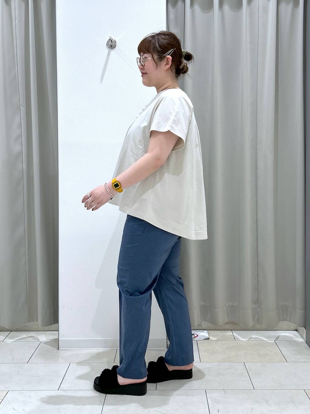 ブラック系のサンダル、ブルー系のその他パンツ、グレー系のキャミソールを着用したレディースの夏コーディネートの4枚目の写真