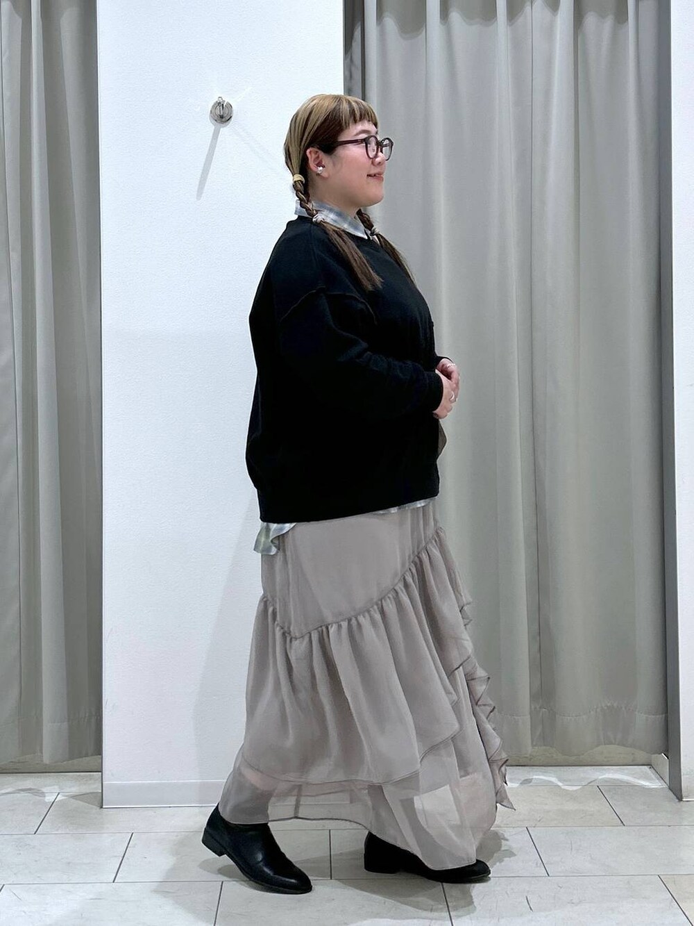 グリーン系のシャツ/ブラウス、ブラック系のブーツ、ブラウン系のトートバッグを着用したレディースの冬コーディネートの5枚目の写真