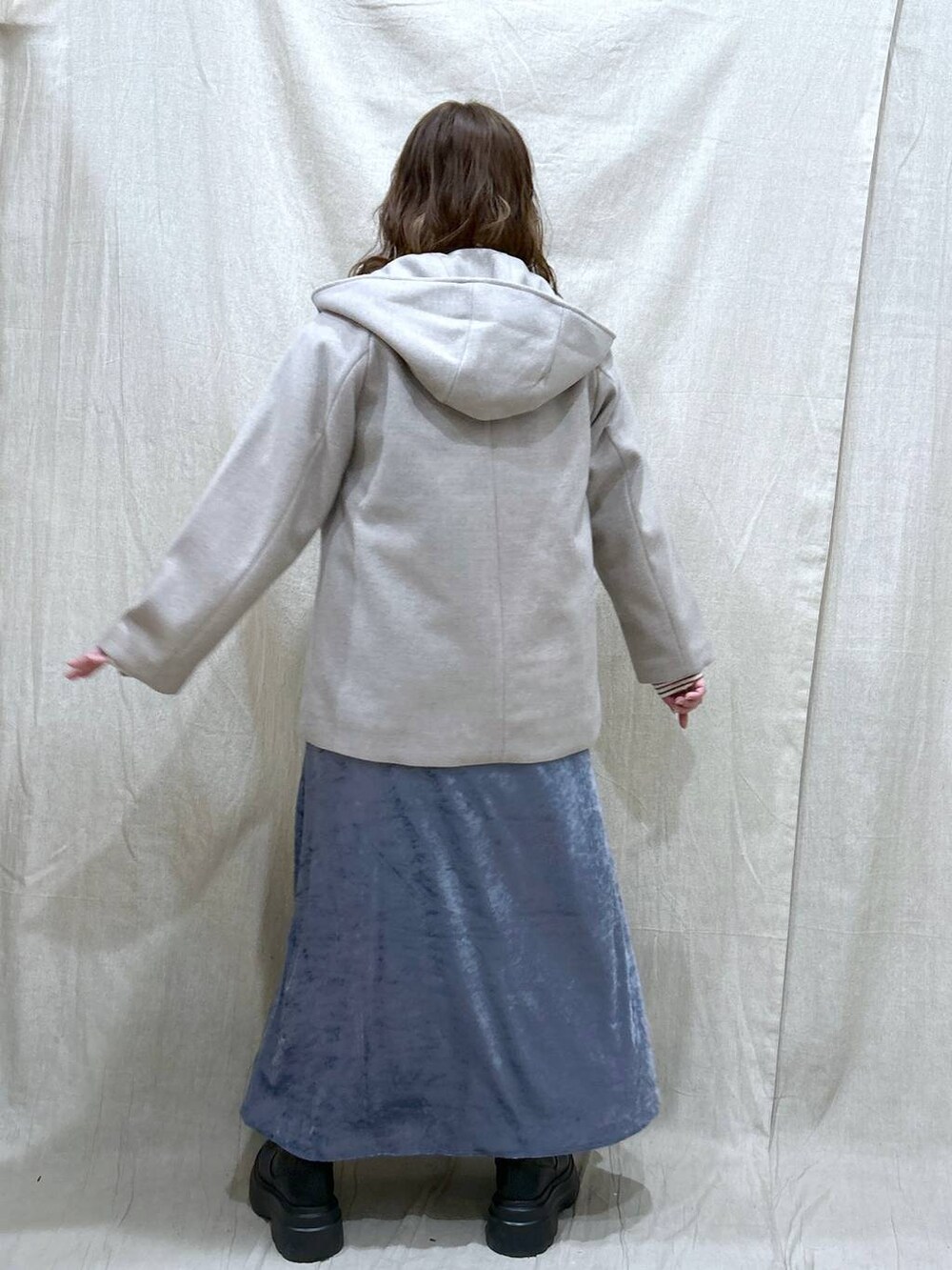 ブラウン系のTシャツ/カットソー、ベージュ系のその他アウター、ブラック系のブーツを着用したレディースの冬コーディネートの3枚目の写真