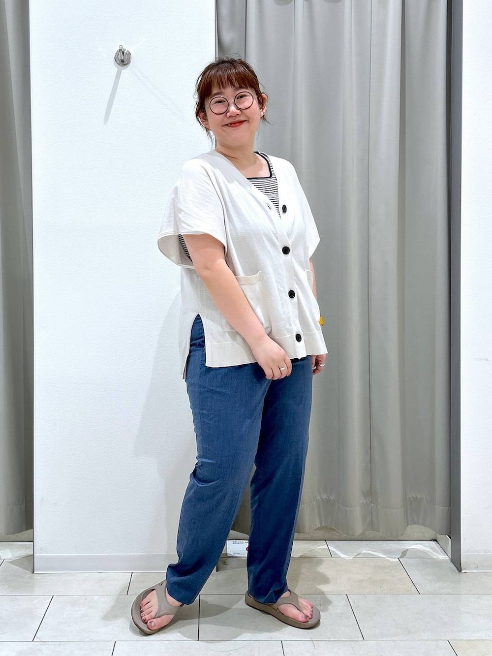 「体型カバー、着痩せ・細見え、カジュアル、ブランドミックス、ぽっちゃり_GLOBAL WORK、GLOBAL WORK、niko and ...、カーディガン、ウツクシルエット_GLOBAL WORK、ウツクシルエットパンツ_GLOBAL WORK、テーパードパンツ、夏コーデ、サンダル、BAYFLOW、楽ちんコーデ」|「niko and...のシリコンデジタルウォッチ(デジタル腕時計、イエロー系)」を使った、たけちゃんさん(レディース・162cm)の夏コーディネートの4枚目の写真
