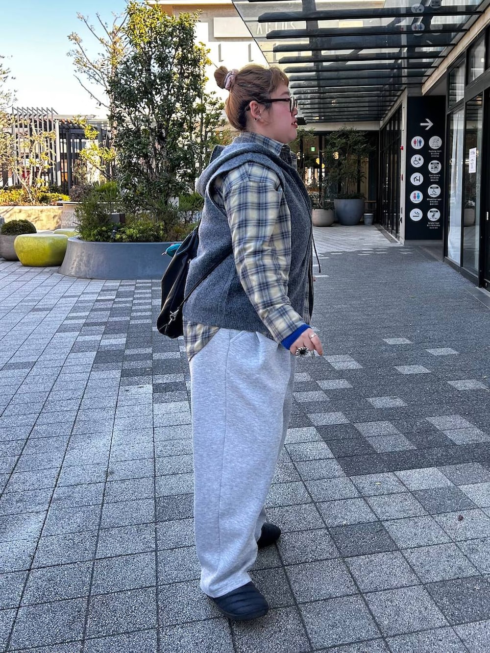 グレー系のベストを着用したレディースの冬コーディネートの4枚目の写真