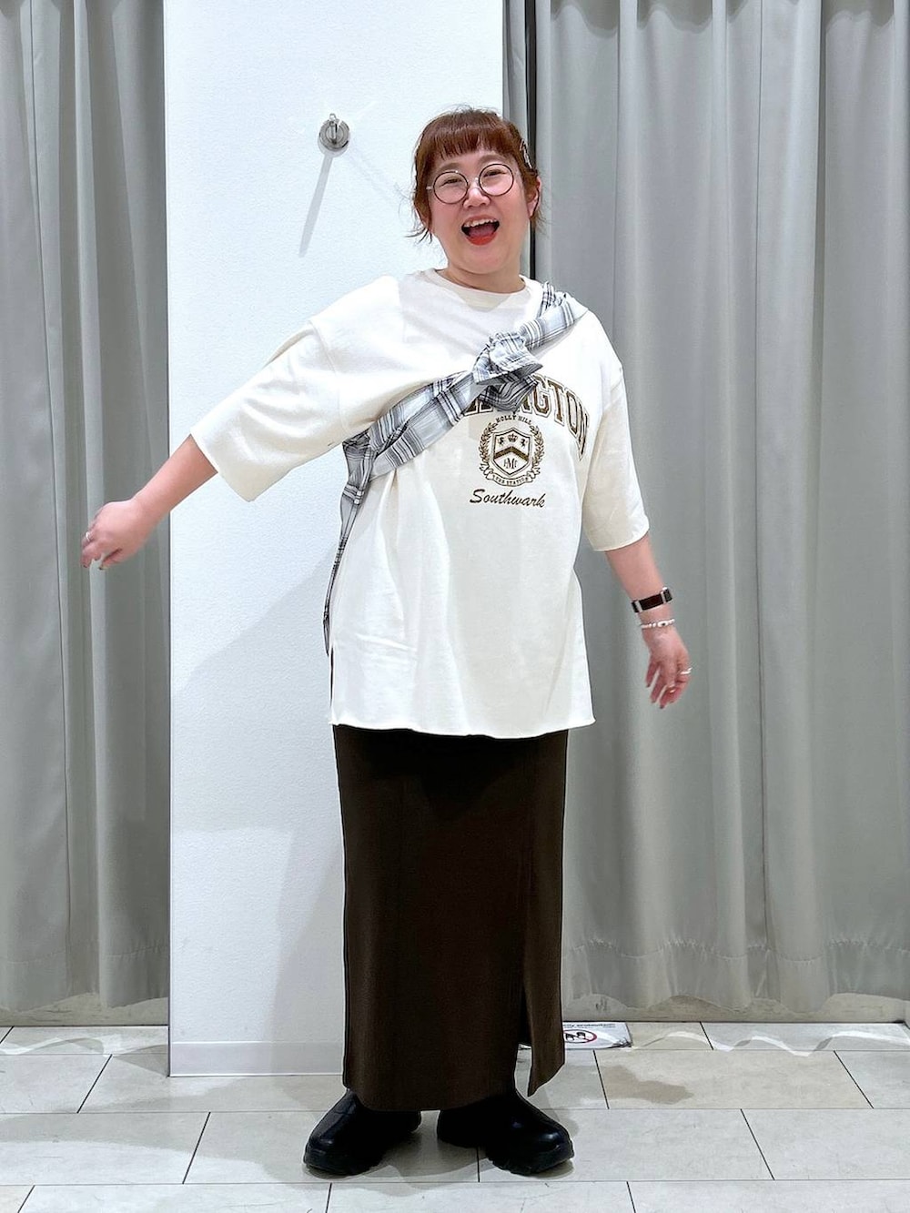 ホワイト系のシャツ/ブラウス、ブラウン系のスカート、ホワイト系のTシャツ/カットソーを着用したレディースの夏コーディネートの3枚目の写真