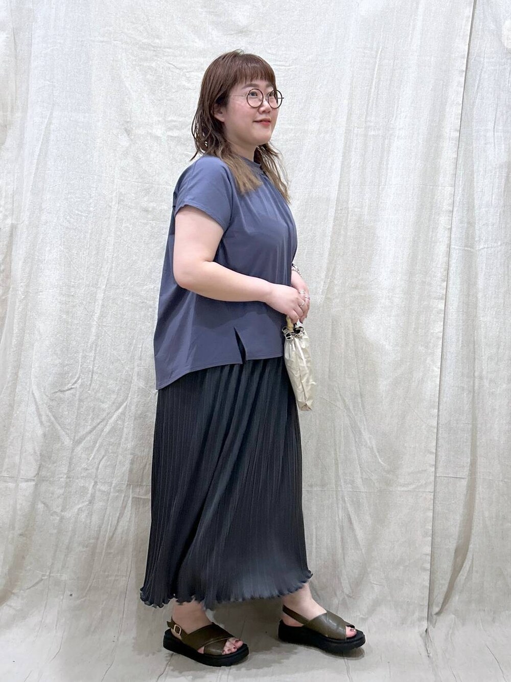 「体型カバー、着痩せ・細見え、カジュアル、ブランドミックス、ぽっちゃり_GLOBAL WORK、GLOBAL WORK、Me%、セットアップ、スカート、夏コーデ、楽ちんコーデ、サンダル、ぽっちゃりスタッフ」｜「Me%の【晴雨兼用傘】フリルミニカサ 102559（折りたたみ傘、ベージュ系）」を使った、たけちゃんさん（レディース・162cm）の夏コーディネートの5枚目の写真