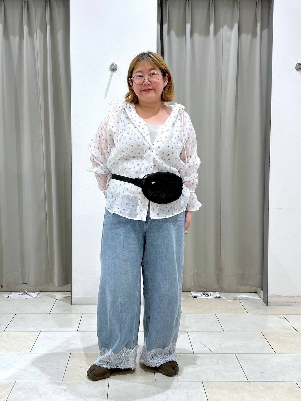 ブルー系のデニムパンツ、シルバー系のタンクトップ、その他のシャツ/ブラウスを着用したレディースの夏コーディネートの2枚目の写真