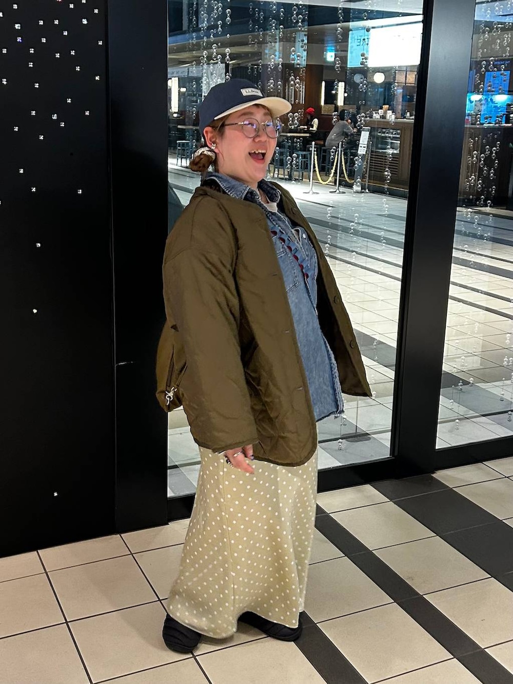 ベージュ系のスカート、ベージュ系のTシャツ/カットソー、ブルー系のシャツ/ブラウスを着用したレディースの冬コーディネートの5枚目の写真