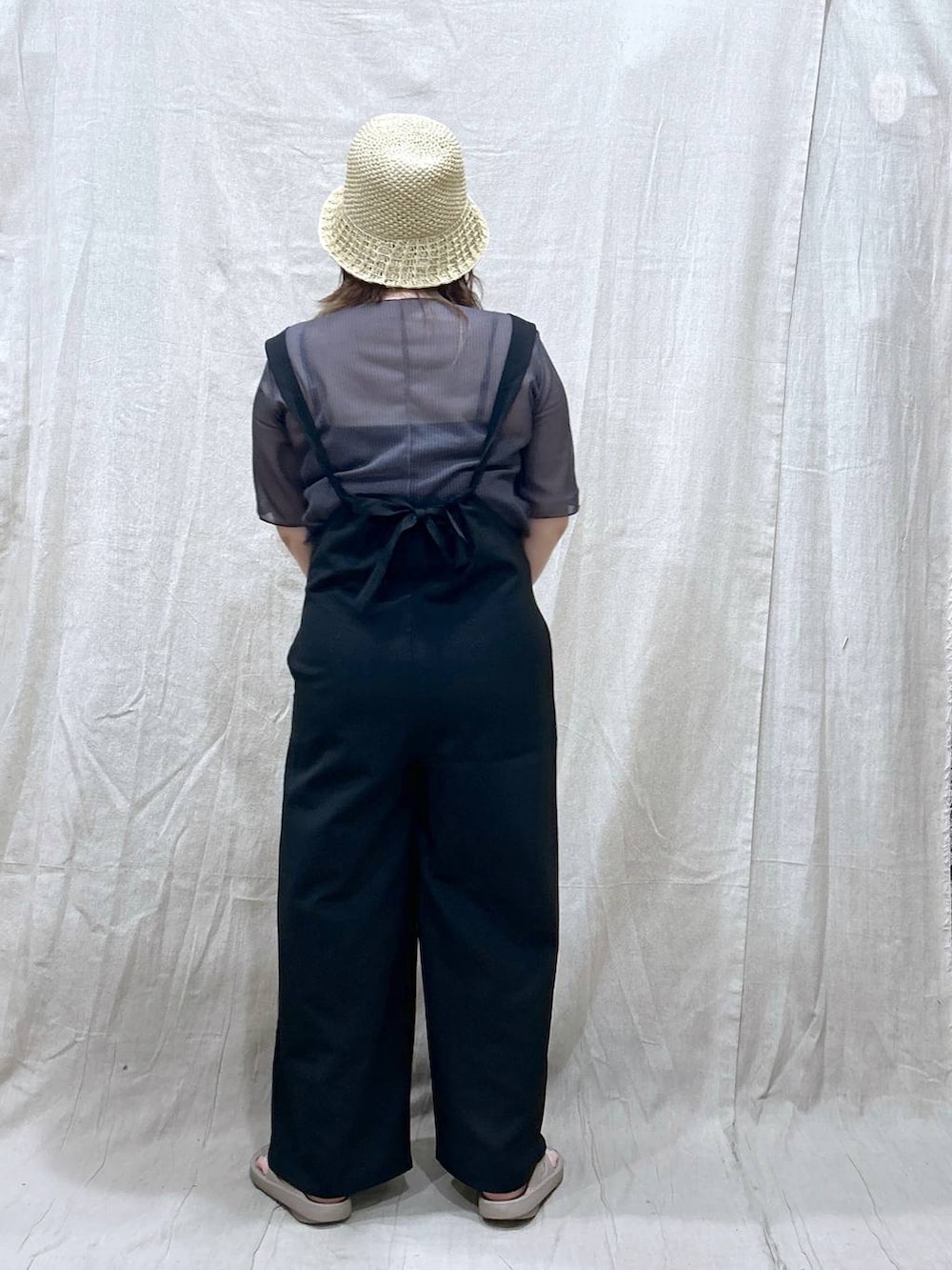 「体型カバー、着痩せ・細見え、カジュアル、ブランドミックス、ぽっちゃり_GLOBAL WORK、LOWRYS FARM、GLOBAL WORK、BAYFLOW、サロペット、サンダル、夏コーデ、サマーセール、ぽっちゃりスタッフ」|「LOWRYS FARMのシアーラッセルショート6S 905559(Tシャツ/カットソー、グレー系)」を使った、たけちゃんさん(レディース・162cm)の夏コーディネートの6枚目の写真