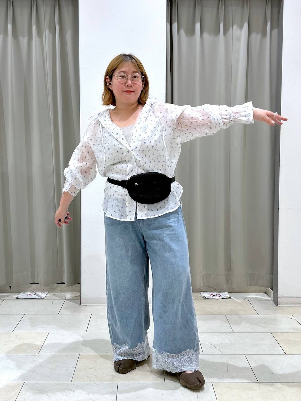 ブルー系のデニムパンツ、シルバー系のタンクトップ、その他のシャツ/ブラウスを着用したレディースの夏コーディネートの3枚目の写真