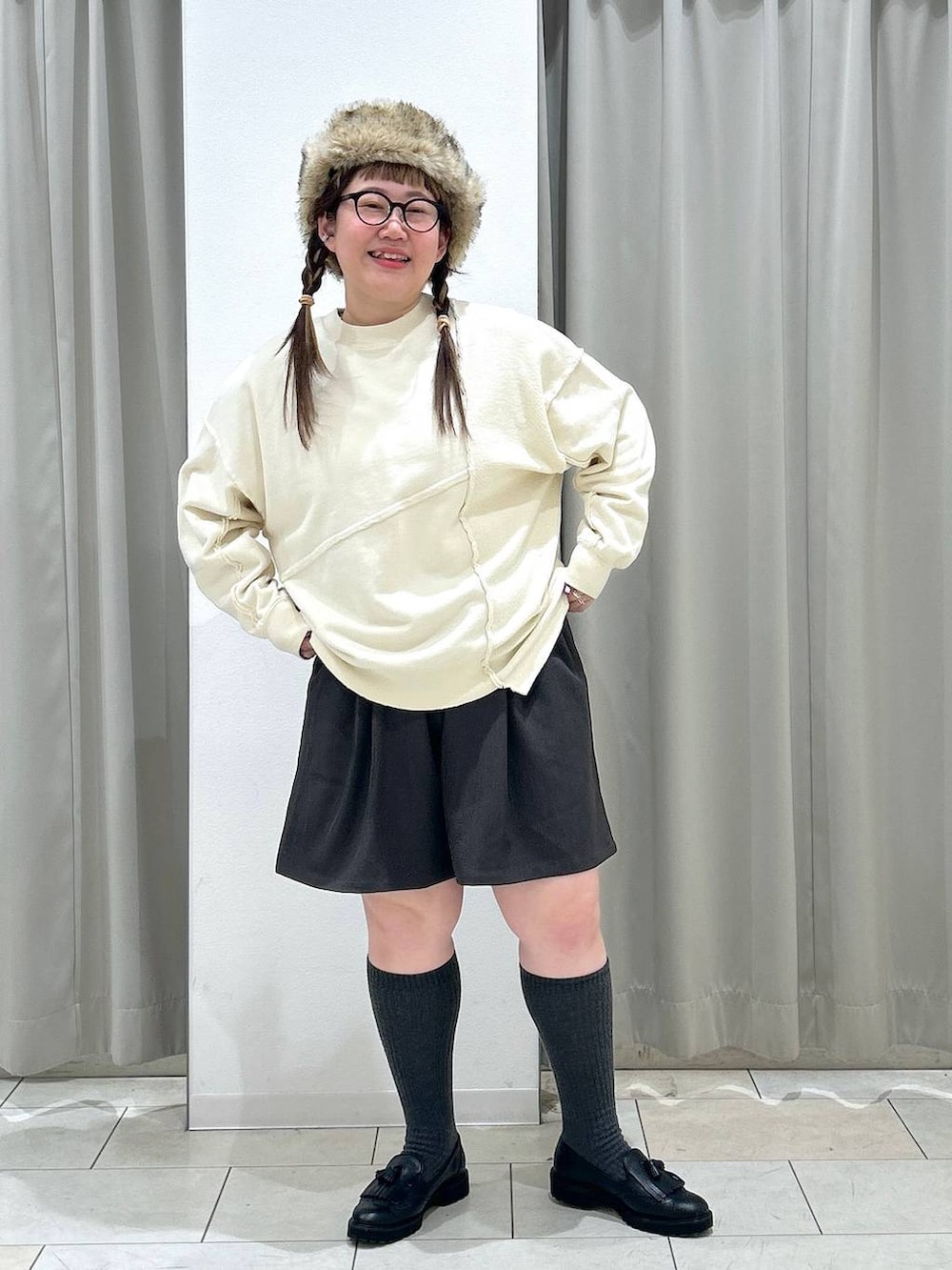 ブラック系のキャップを着用したレディースの冬コーディネートの2枚目の写真