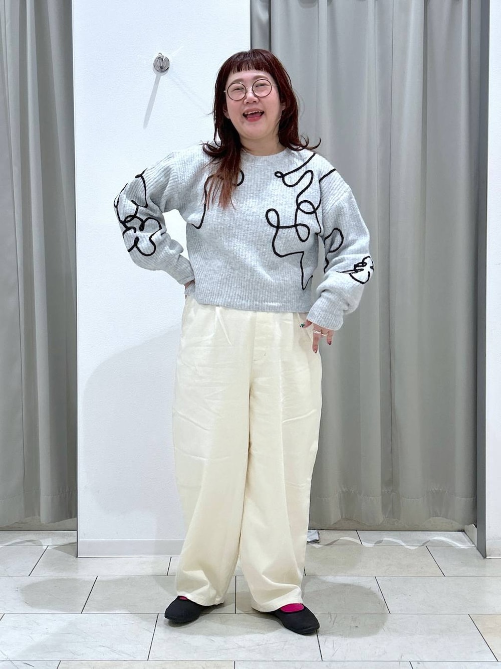 ホワイト系のその他パンツ、グレー系のニット/セーターを着用したレディースの冬コーディネートの2枚目の写真