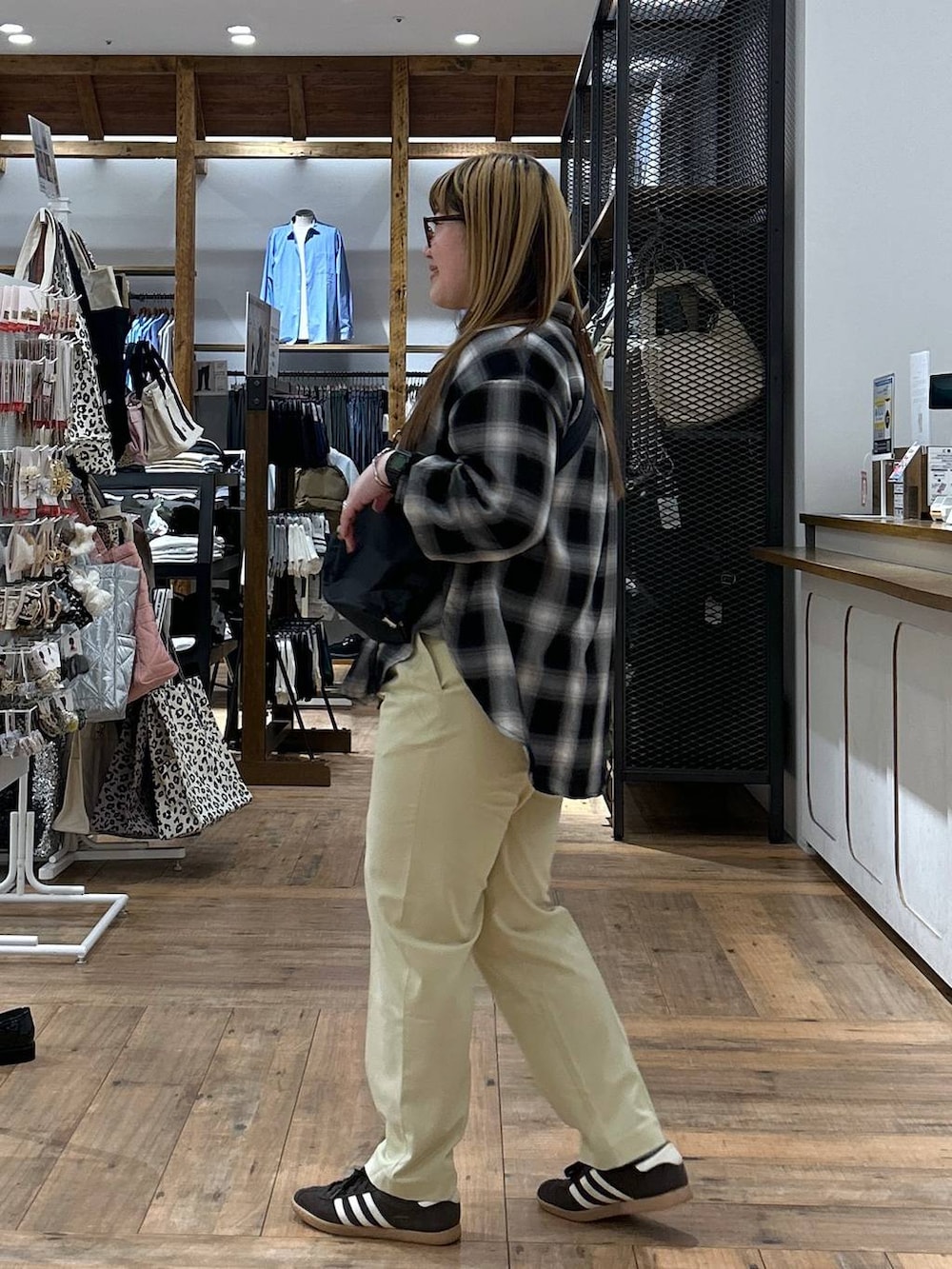 イエロー系のその他パンツ、ブラック系のショルダーバッグ、グレー系のTシャツ/カットソーを着用したレディースの春コーディネートの3枚目の写真