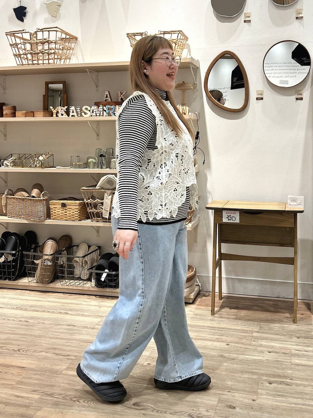 その他のニット/セーター、ホワイト系のベスト、ブルー系のデニムパンツを着用したレディースの冬コーディネートの5枚目の写真