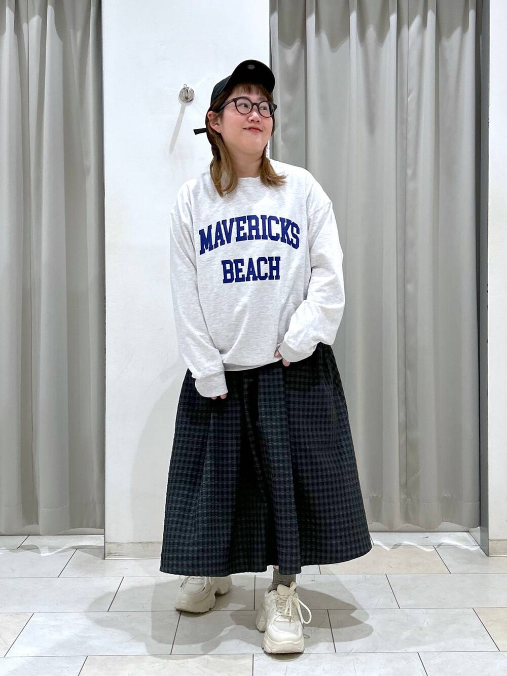 ブラック系のワンピース、ホワイト系のスニーカー、グレー系のスウェットを着用したレディースの冬コーディネートの2枚目の写真