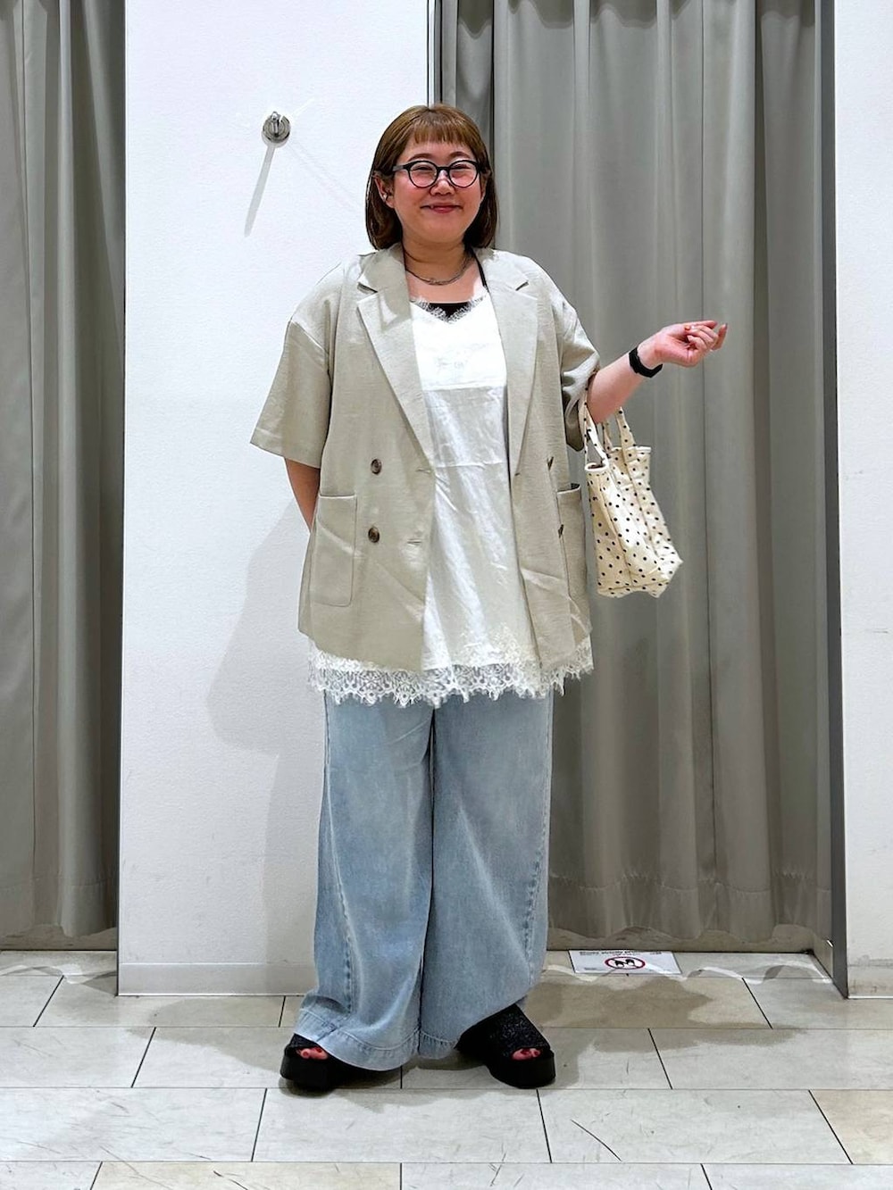 その他のショルダーバッグ、ブルー系のデニムパンツ、ベージュ系のテーラードジャケットを着用したレディースの春コーディネートの2枚目の写真