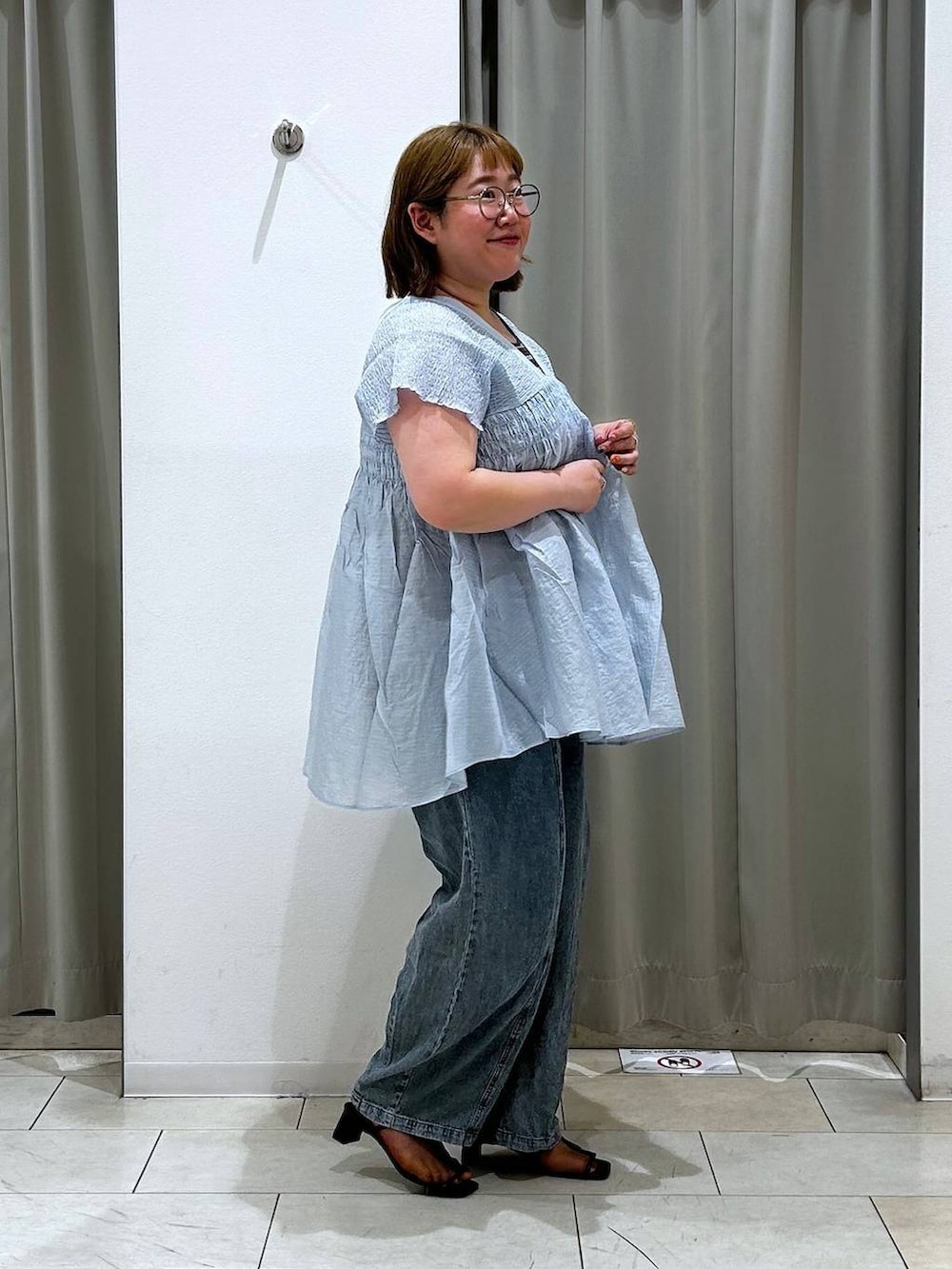 ブルー系のシャツ/ブラウス、グレー系のタンクトップ、ブラウン系のサンダルを着用したレディースの夏コーディネートの7枚目の写真