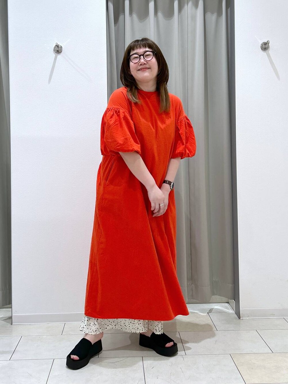 「体型カバー、着痩せ・細見え、カジュアル、ブランドミックス、ぽっちゃり_GLOBAL WORK、LOWRYS FARM、GLOBAL WORK、ワンピース、ワイドパンツ、さらさらリラックス_GLOBAL WORK、まちがいない服_GLOBAL WORK、ぽっちゃりスタッフ」｜「LOWRYS FARMのソデバルーンリボンワンピース103837（ワンピース、オレンジ系）」を使った、たけちゃんさん（レディース・162cm）の春コーディネートの2枚目の写真
