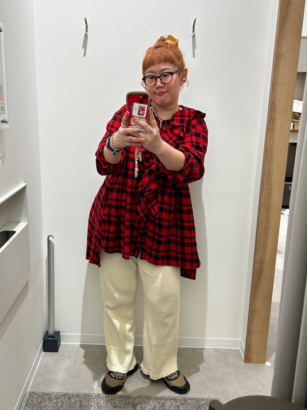 ベージュ系のスニーカーを着用したレディースの秋コーディネートの2枚目の写真