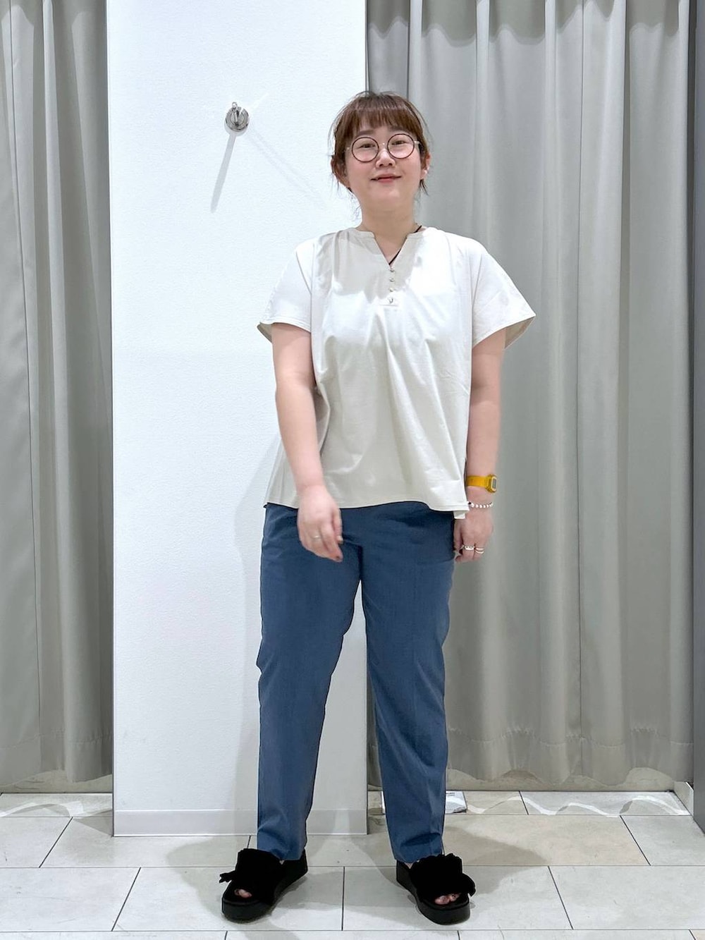 ブラック系のサンダル、ブルー系のその他パンツ、グレー系のキャミソールを着用したレディースの夏コーディネートの2枚目の写真