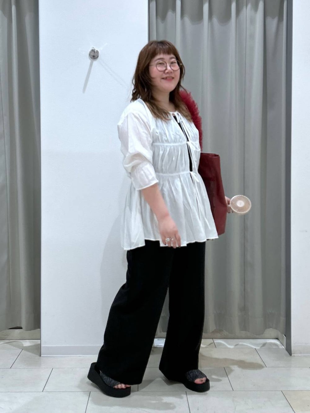 ブラック系のその他パンツ、ブラック系のタンクトップ、ブラック系のサンダルを着用したレディースの夏コーディネートの7枚目の写真