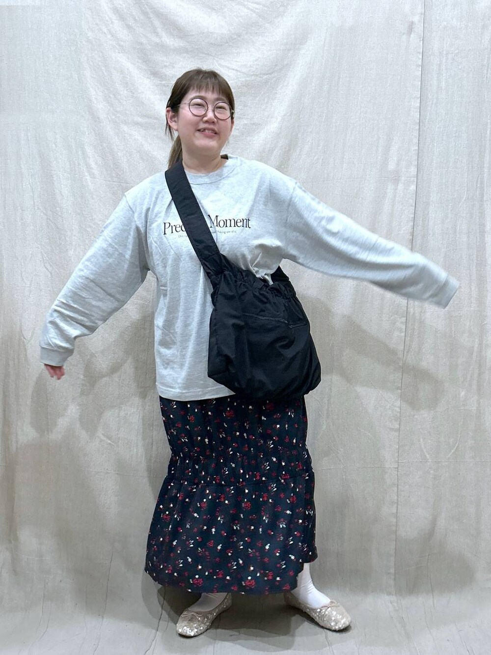 ブルー系のスカート、グレー系のTシャツ/カットソー、ホワイト系のバレエシューズを着用したレディースの春コーディネートの3枚目の写真