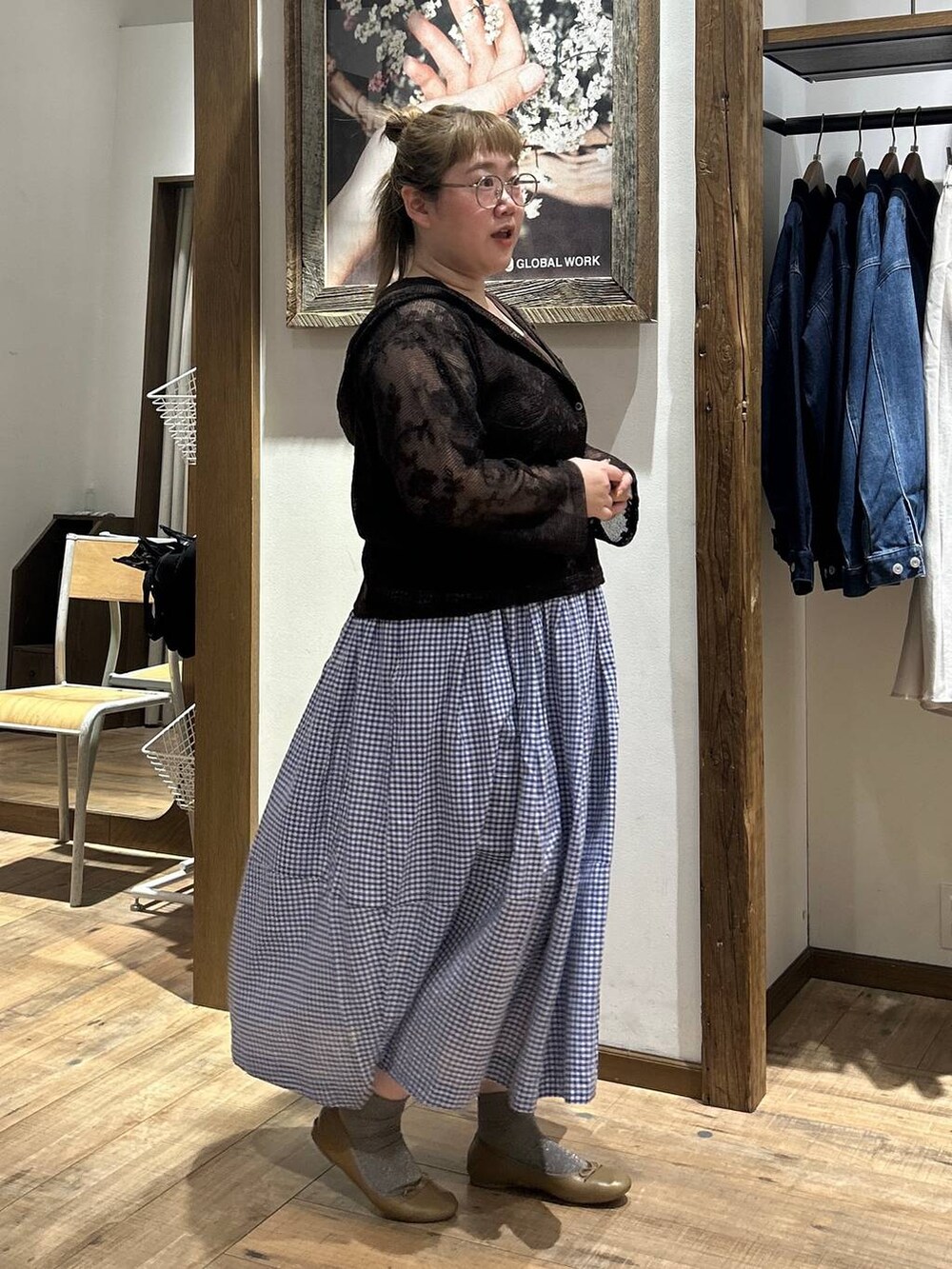 ブラウン系のバレエシューズ、ブラウン系のパーカー、ブラウン系のタンクトップを着用したレディースの春コーディネートの5枚目の写真