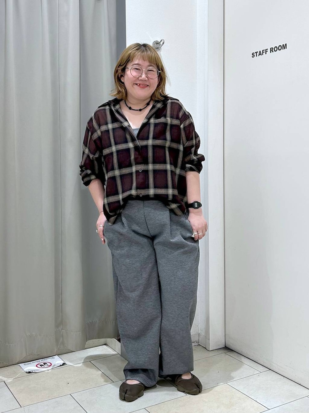 グレー系のタンクトップ、グレー系のスウェットパンツ、ブラウン系のシャツ/ブラウスを着用したレディースの夏コーディネートの3枚目の写真