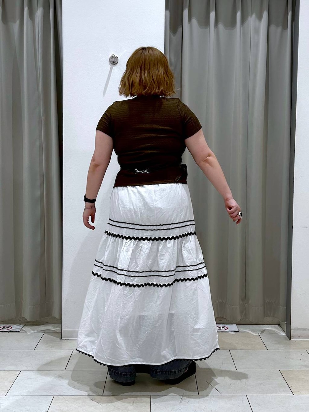 ブルー系のデニムパンツ、ブラウン系のボディバッグ/ウエストポーチ、ブラウン系のTシャツ/カットソーを着用したレディースの夏コーディネートの5枚目の写真