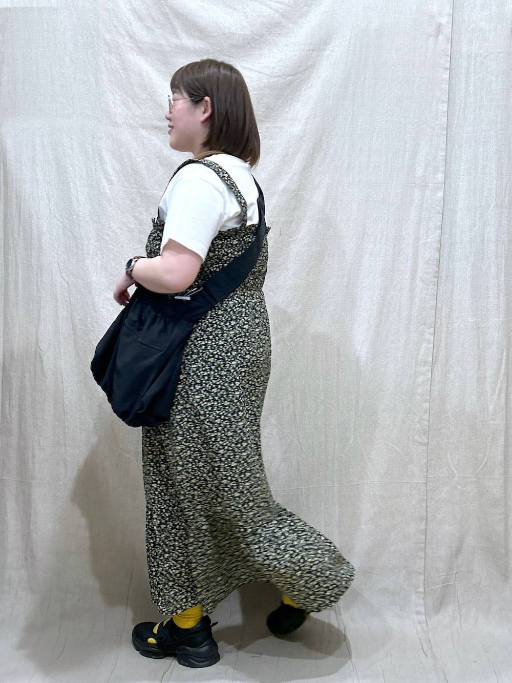 「ワンピース、体型カバー、着痩せ・細見え、カジュアル、ぽっちゃり_GLOBAL WORK、LOWRYS FARM、Tシャツ、スニーカー、ぽっちゃりスタッフ」｜「LOWRYS FARMのサイドオープンスニーカー 100499（サンダル、ブラック系）」を使った、たけちゃんさん（レディース・162cm）の春コーディネートの3枚目の写真