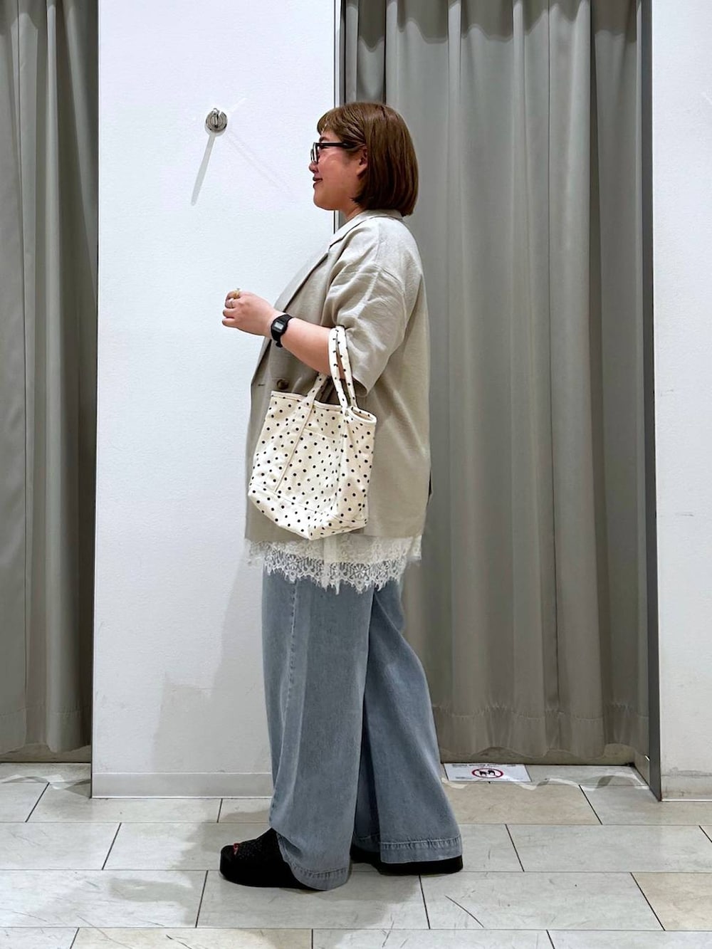 その他のショルダーバッグ、ブルー系のデニムパンツ、ベージュ系のテーラードジャケットを着用したレディースの春コーディネートの4枚目の写真