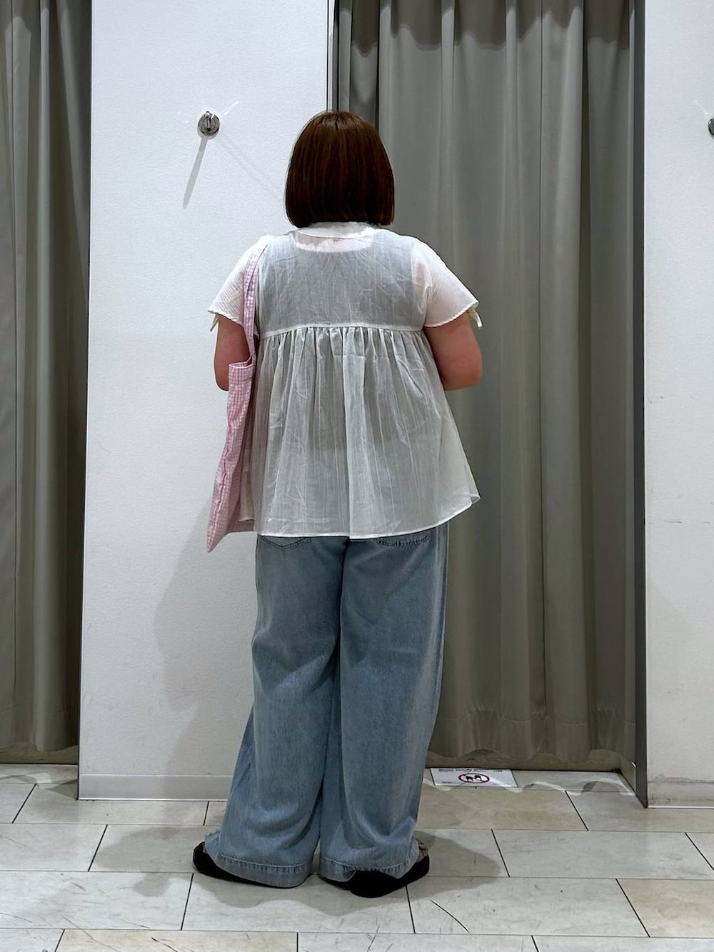 その他のトートバッグ、ブルー系のデニムパンツ、ブラウン系のタンクトップを着用したレディースの春コーディネートの6枚目の写真