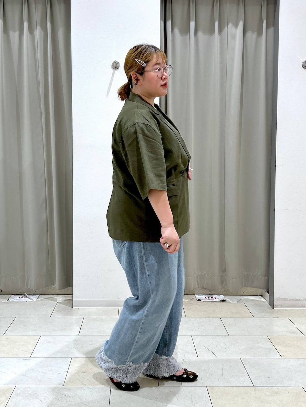 ブルー系のデニムパンツ、ブラック系のショルダーバッグ、ブラウン系のバレエシューズを着用したレディースの夏コーディネートの7枚目の写真