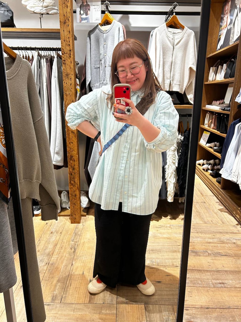 ブルー系のシャツ/ブラウスを着用したレディースの春コーディネートの4枚目の写真