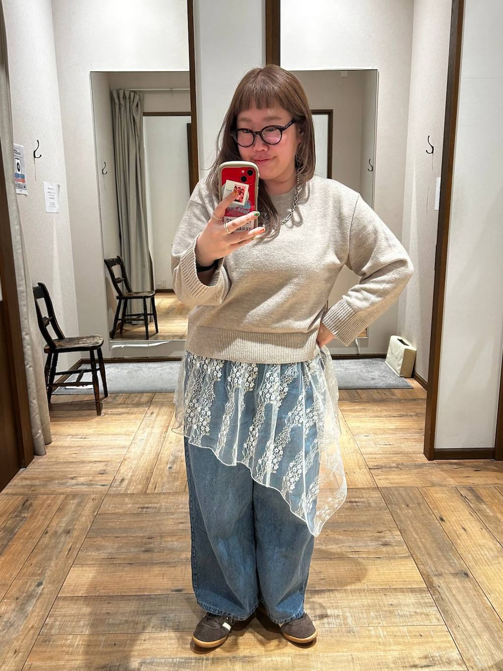 ブルー系のデニムパンツ、イエロー系のワンピース、ホワイト系のその他トップスを着用したレディースの秋コーディネートの2枚目の写真