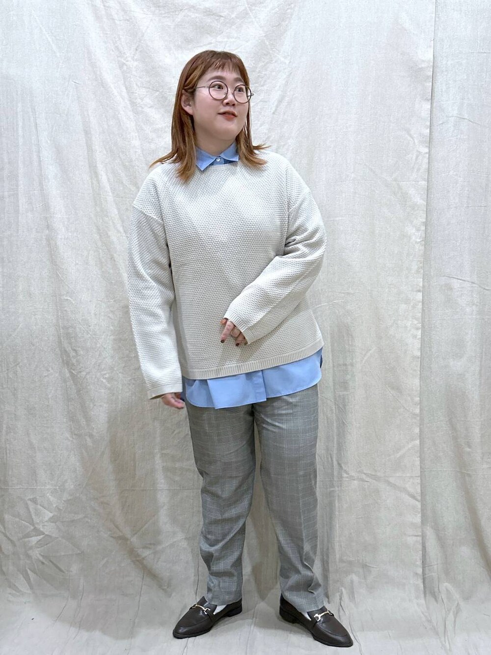グレー系のその他パンツ、ブルー系のシャツ/ブラウス、ホワイト系のニット/セーターを着用したレディースの秋コーディネートの6枚目の写真