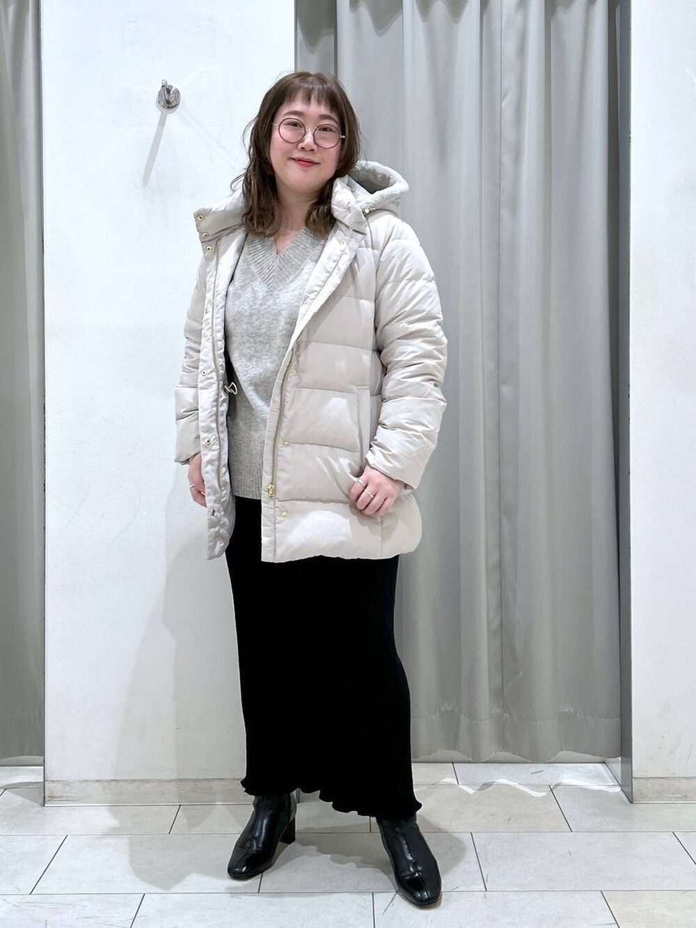 「ブーツ、冬コーデ、体型カバー、着痩せ・細見え、カジュアル、ブランドミックス、ぽっちゃり_GLOBAL WORK、LOWRYS FARM、GLOBAL WORK、ニット、スカート、ウツクシルエット_GLOBAL WORK、コート」｜「GLOBAL WORKのウツクシルエット撥水ダウンコート/194276（ダウンジャケット/コート、ベージュ系）」を使った、たけちゃんさん（レディース・162cm）の冬コーディネートの2枚目の写真