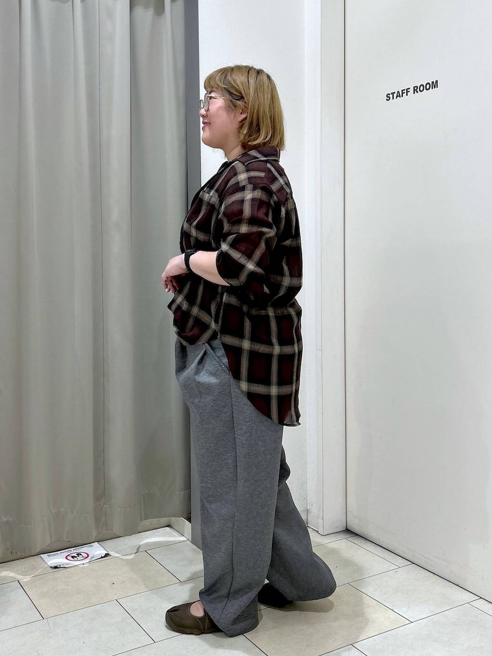グレー系のタンクトップ、グレー系のスウェットパンツ、ブラウン系のシャツ/ブラウスを着用したレディースの夏コーディネートの4枚目の写真
