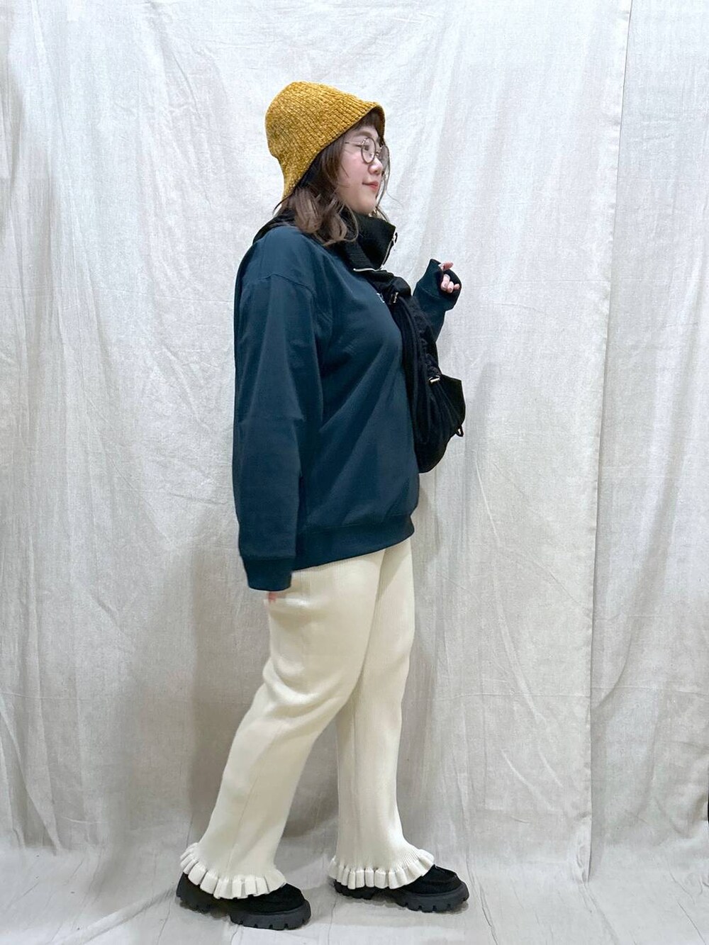 グリーン系のTシャツ/カットソー、ブラック系のモカシン/デッキシューズ、ブラック系のショルダーバッグを着用したレディースの秋コーディネートの7枚目の写真